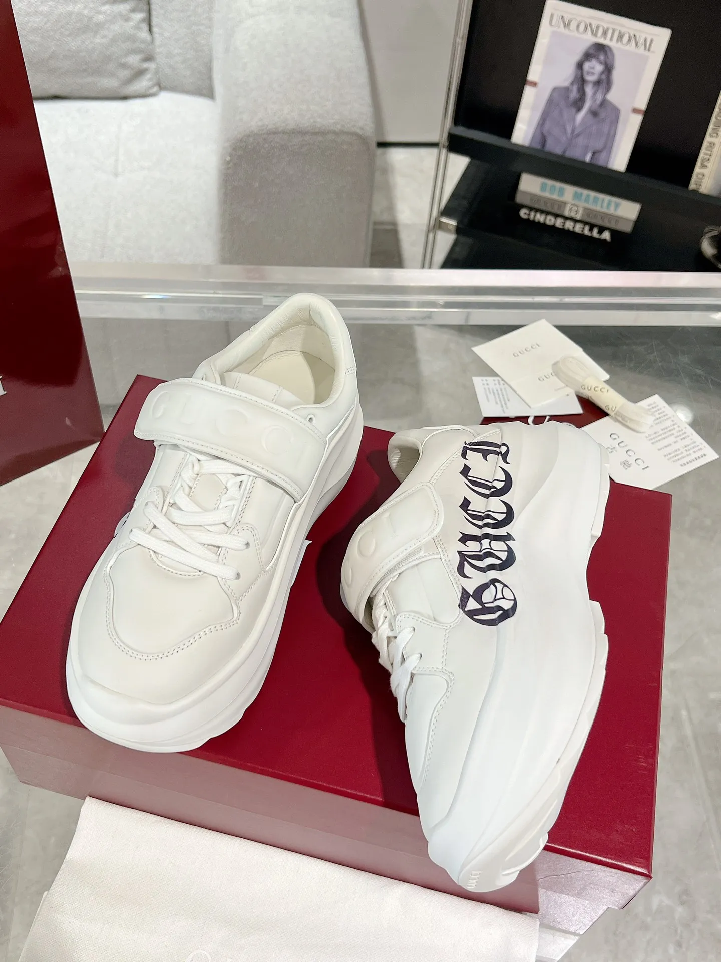 👟👟Ex-factory price 700👟👟 Gucci Wave women's wedge sneakers, wave shoes, Velcro dad shoes, original purchase, development and production. Creative director Sabato De Sarno presents new sneakers inspired by lightness and agility. This shoe has a sculptural thick sole shape and is made of lightweight ethylene vinyl acetate (EVA) material. It is comfortable and durable, and has a soft and waxy feel like stepping on waves. It is embellished with the Gucci handwritten logo and injects the brand's classic style. Original customized cowhide. Original customized soft sheepskin lining. Original molded Eva outsole. Bottom thickness: 5cm in front and 6.3cm in back. Size: 35-40#
